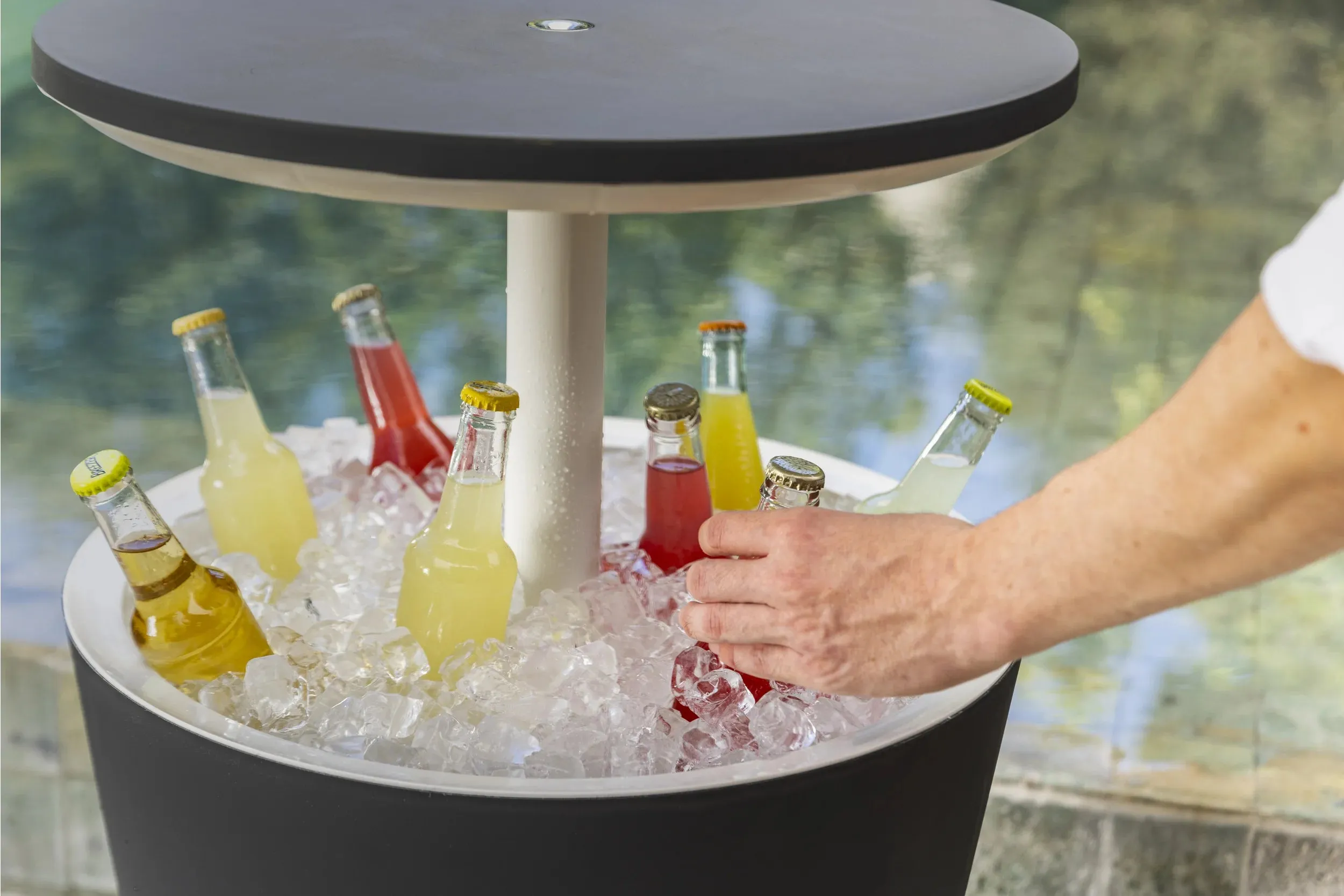 Keter 32 Qt. 2 in 1 Side Table and Bar. Weather Resistant, 20 litre beverage storage capacity to handle up to 60 cans or 40 bottles of water with ice Retails $190 