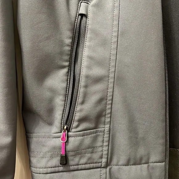 THE NORTH FACE CALENTITO SOFTSHELL - GREY WITH HOT PINK DETAILS - SIZE XS