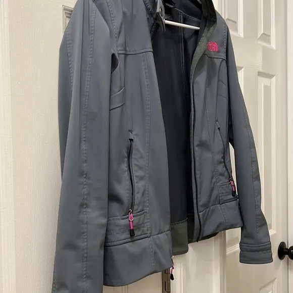 THE NORTH FACE CALENTITO SOFTSHELL - GREY WITH HOT PINK DETAILS - SIZE XS