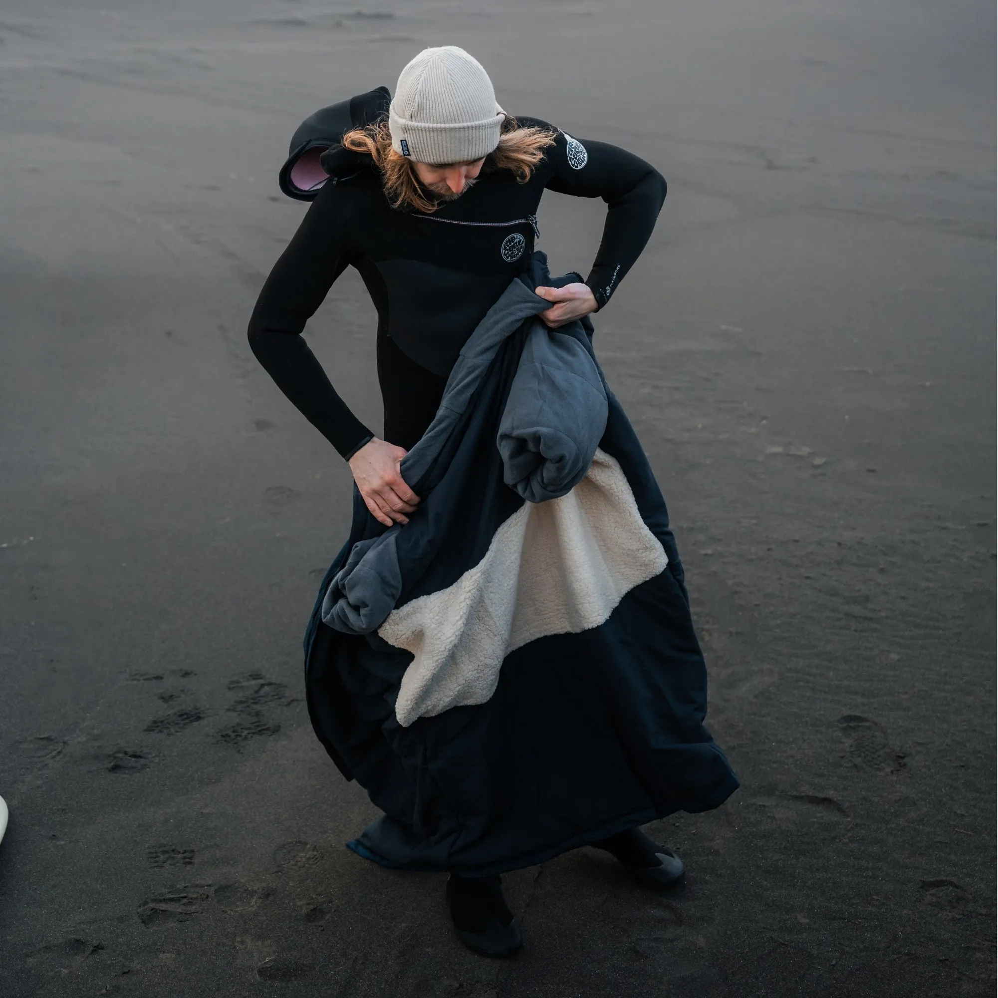 VOITED 2nd Edition Outdoor Change Robe & Drycoat for Surfing, Camping, Vanlife & Wild Swimming  - Ocean Navy